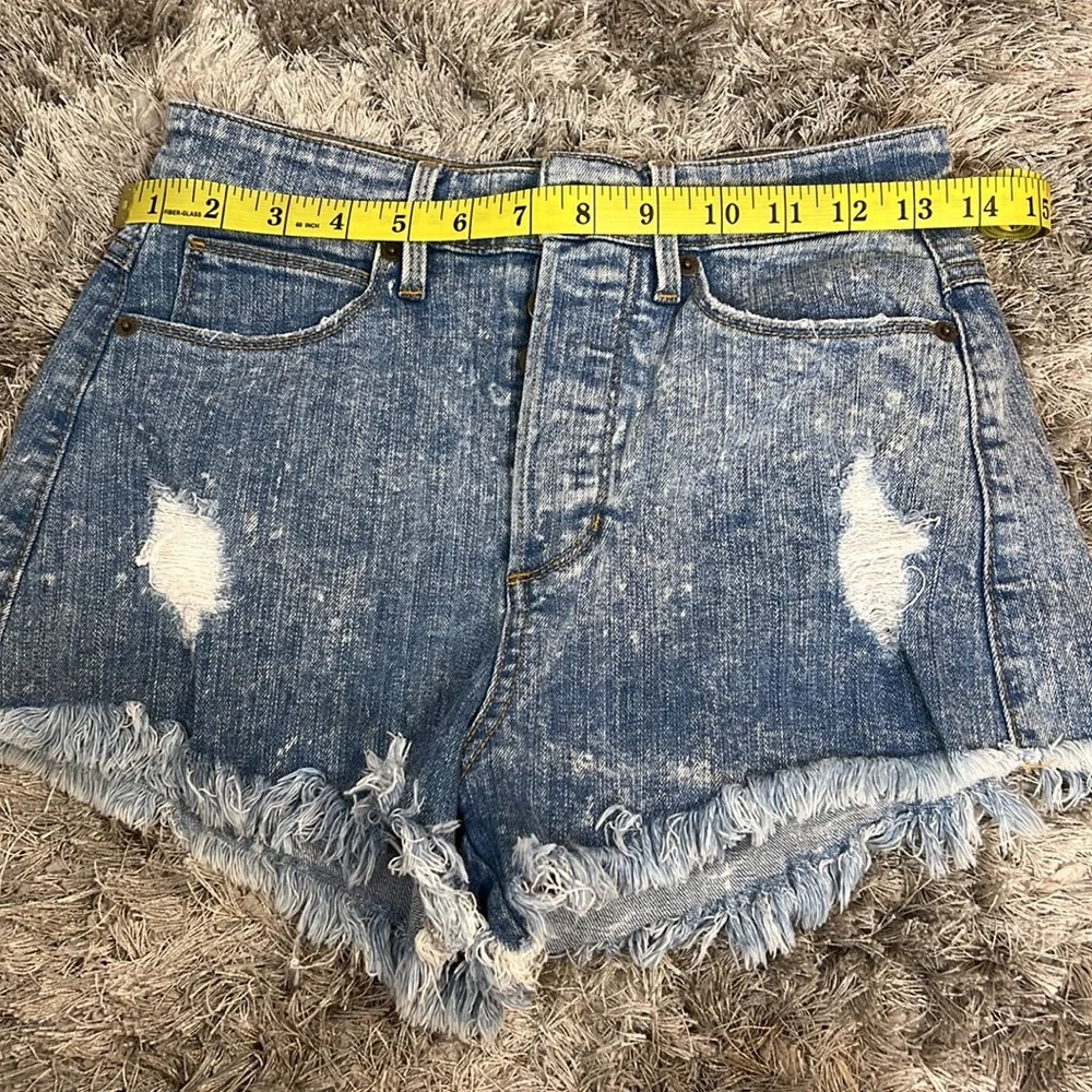 Vintage Guess High Rise Light Wash Distressed Denim Shorts - Picture 6 of 7